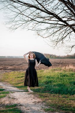 Siyah eşarp ile siyah elbiseli güzel kız