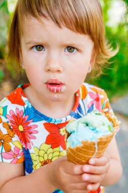 hayal kırıklığına uğramış küçük kız