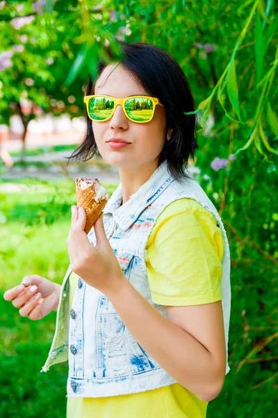 Mujer en gafas de sol y cono de helado —  Fotos de Stock