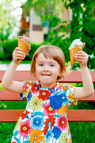 Málo jíst zmrzlinu — Stock fotografie