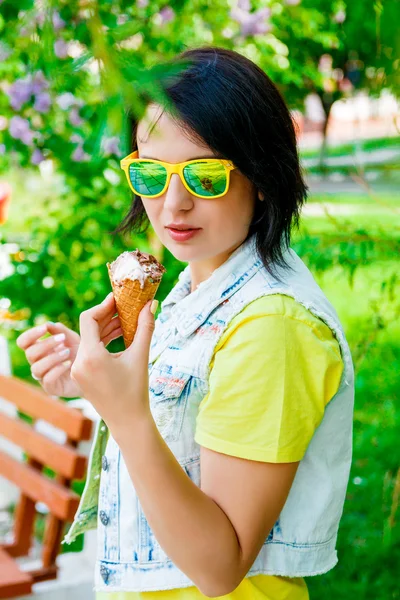 Девочка держит вкусное мороженое — стоковое фото