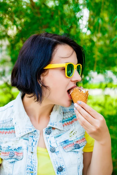 Fille manger une délicieuse crème glacée en été — Photo