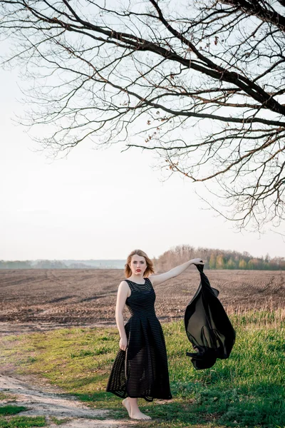 Грустная и одинокая женщина в поле — стоковое фото