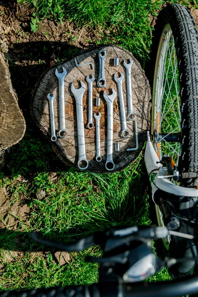 Dwa rowery i naprawa narzędzia — Zdjęcie stockowe