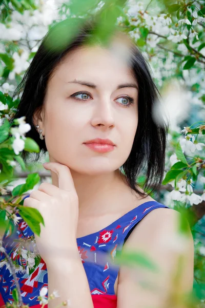Красивая женщина среди цветущей вишни — стоковое фото