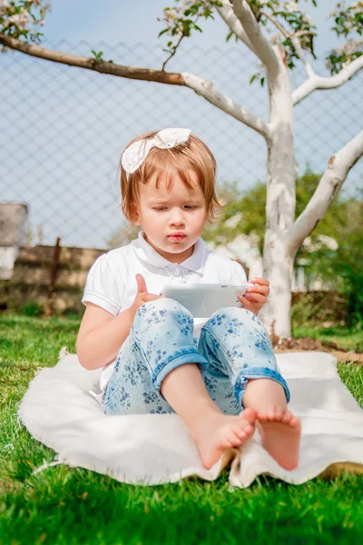 Tablet kullanan kız