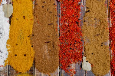 Çeşitli baharatlar seçimi safran, zerdeçal, köri. ahşap arka plan üzerinde farklı kuru baharat.