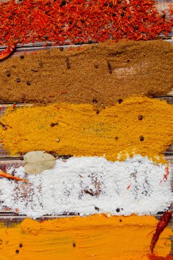 Çeşitli baharatlar seçimi safran, zerdeçal, köri. ahşap arka plan üzerinde farklı kuru baharat.