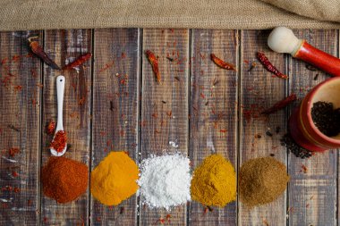 Çeşitli baharatlar seçimi safran, zerdeçal, köri. ahşap arka plan üzerinde farklı kuru baharat.