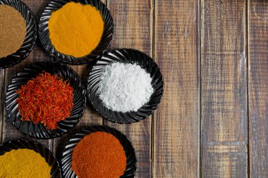 Çeşitli baharatlar seçimi safran, zerdeçal, köri. ahşap arka plan üzerinde farklı kuru baharat.
