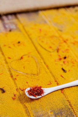 Çeşitli baharatlar seçimi safran, zerdeçal, köri. ahşap arka plan üzerinde farklı kuru baharat.