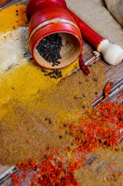 Çeşitli baharatlar seçimi safran, zerdeçal, köri. ahşap arka plan üzerinde farklı kuru baharat.