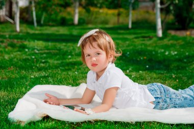  Tablet üzerinde küçük bir kız. Bir Tablet kullanan kız. 