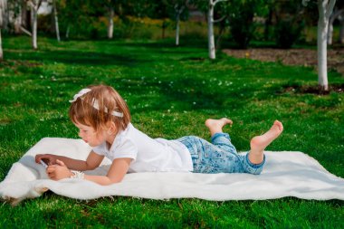 Bir Tablet kullanan kız. seyir için