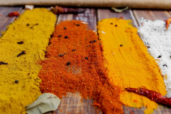 Berbagai pilihan rempah-rempah Saffron, kari kunyit, kari. rempah-rempah kering yang berbeda pada latar belakang kayu . — Stok Foto