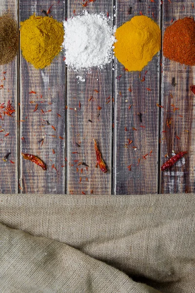 Berbagai pilihan rempah-rempah Saffron, kari kunyit, kari. rempah-rempah kering yang berbeda pada latar belakang kayu . — Stok Foto