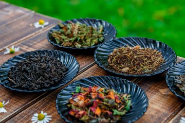 Ahşap masa Tarih siyah plakalar üzerinde çay çeşitleri