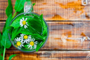 Bir fincan nane çayı papatya ile