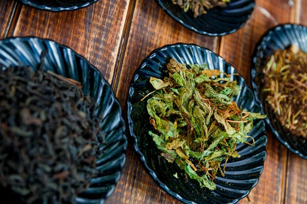 Πράσινο τσάι. Διάφορα είδη τσαγιού σε πλάκες σε ξύλινο φόντο — Φωτογραφία Αρχείου