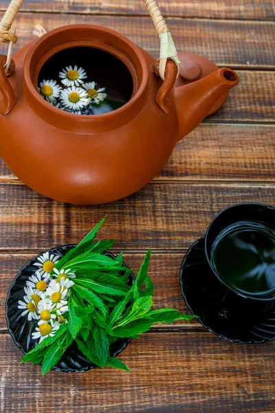 Otevřené hnědé čajník s květem heřmánku — Stock fotografie