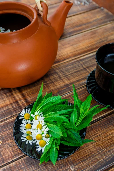 Tetera marrón abierta con flor de manzanilla — Foto de Stock