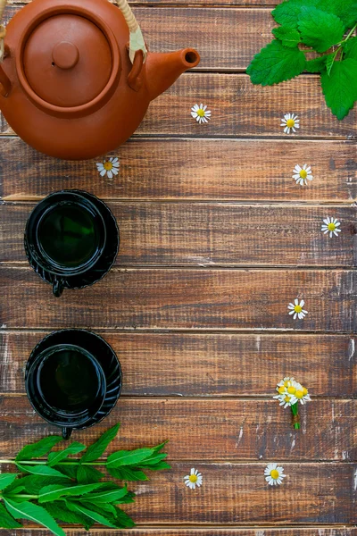 Brown teapot near two black cups of tea — Stock Photo, Image