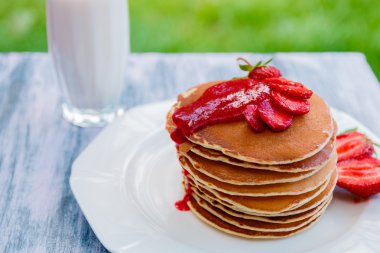 taze çilek ile Pancakes