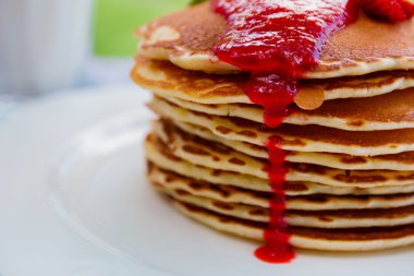 taze çilek ile Pancakes