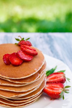 taze çilek ile Pancakes