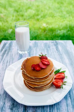 taze çilek ile Pancakes 