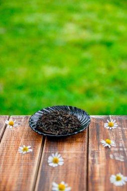 Tabakta kuru siyah çay