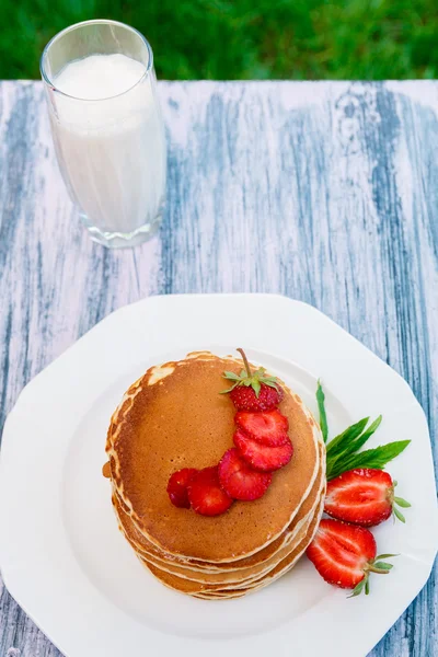 Pancakes with fresh strawberry with milk — Stock Photo, Image