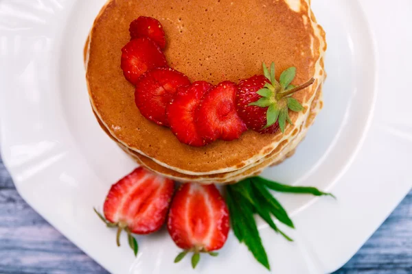 Pannenkoeken met verse aardbei — Stockfoto