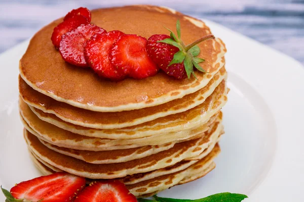 taze çilek ile Pancakes 