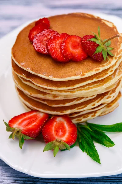 taze çilek ile Pancakes 