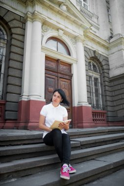Açık kitap ve eğitim ile kız
