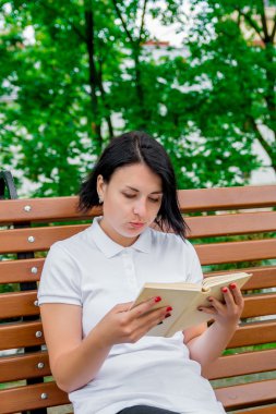 Açık kitap ve eğitim ile kız