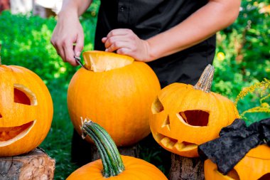 jack-o-fener adam eli arka planda kabak bir kapak keser. Halloween. Parti için dekorasyon. 