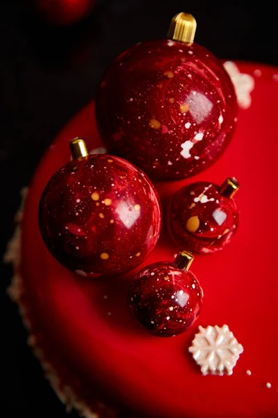 Рождественский Десерт Мусс Торт Покрыты Красным Зеркалом Глазури Новогодними Украшениями — стоковое фото