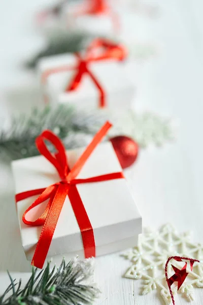 Caixa Presente Natal Ramos Abeto Decorações Vermelhas Fundo Madeira Branca — Fotografia de Stock