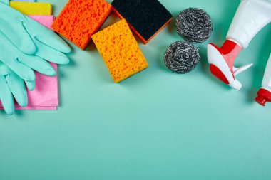 Fotokopi alanı olan mavi masaya çeşitli ev temizleme ürünleri, farklı yüzeyler için temizlik seti, Deterjan servis konsepti, Üst Görünüm.