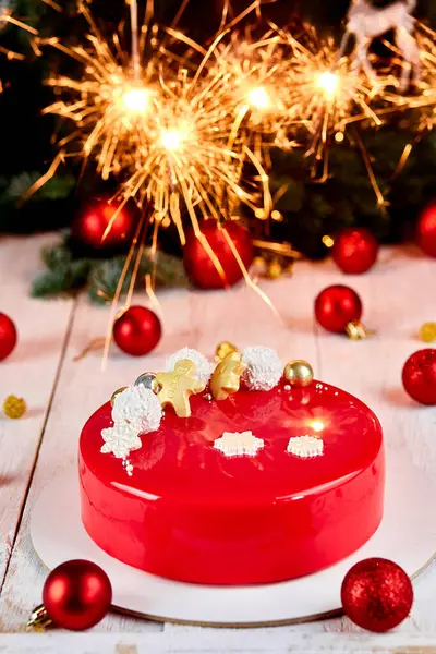 Mousse Pastel Navidad Postre Cubierto Con Esmalte Espejo Rojo Con —  Fotos de Stock