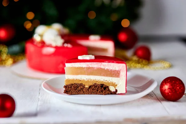 Mousse Pastel Navidad Postre Cubierto Con Vidriado Espejo Rojo Con — Foto de Stock