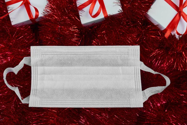 Confezione Regalo Bianco Natale Sfondo Fili Lame Rossi Maschera Protettiva — Foto Stock