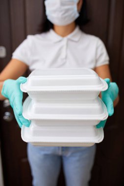 Kurye kadın yemek, teslimat, yemek teslimatı eve servis, Coronavirus COVID-19 salgınından korunmak için evde kal, karantina altında teslimat servisi.