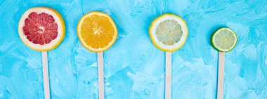 Mavi arka planda buzlu şekerleme dilimi. Düz yatıyordu.