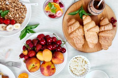 Taze ve parlak kıtasal Fransız kahvaltı masası, bol miktarda sağlıklı öğün mısır gevreği, meyve, limonata, kahve, masada kruvasan servisi, üst görünüm, düz yatak, fotokopi alanı, çerçeve