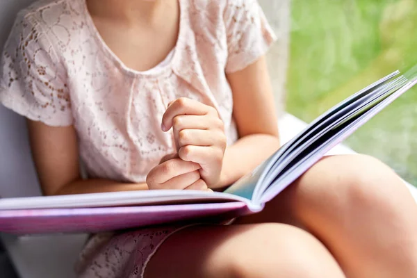 Carino Libro Lettura Bambina Casa Davanzale Della Finestra Bambino Che — Foto Stock