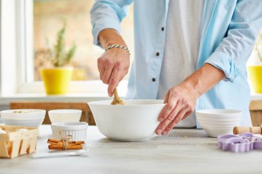 Adamım, erkekler Bowl a 'da hamuru şekillendiriyor ve mutfakta yoğuruyor, kurabiye hazırlıyor, ev yemeği yapıyor..