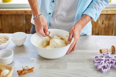 Adamım, erkekler Bowl a 'da hamuru şekillendiriyor ve mutfakta yoğuruyor, kurabiye hazırlıyor, ev yemeği yapıyor..